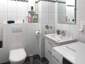 Badezimmer mit Duschwanne - 