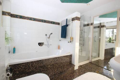 … mit Wanne und Dusche … - 