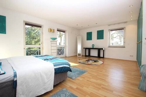 Das geräumige Elternschlafzimmer … - 