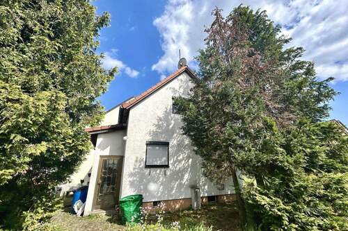 Hauseingangsseite - Kleine 3-Zi.-DHH mit Gartenhaus, sonniges & großzügiges Grundstück in zentraler Lage