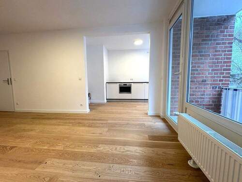 Wohnzimmer mit Blick Küche - 2 Zimmer Etagenwohnung zum Kaufen in Hamburg ( Hoheluft - West)