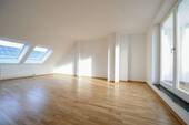 Wohnzimmer - Ganz oben! ETW im Dachgeschoss + Parkett + Lift + Wanne & Dusche + 13 m² Dachloggia + große Küche