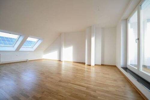 Wohnzimmer - Ganz oben! ETW im Dachgeschoss + Parkett + Lift + Wanne & Dusche + 13 m² Dachloggia + große Küche