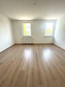 Wohnzimmer - Ein Zuhause, in dem man sich sofort wohlfühlt - renovierte 2-Zimmer-Wohnung in ruhiger, grüner Lage