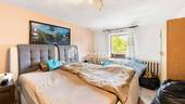 1. OG Schlafzimmer 1 - 