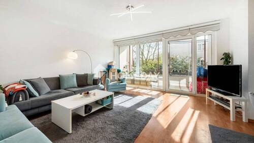 Wohnzimmer 1 - Helle Drei-Zimmer-Wohnung in Neuss mit Loggia, Aufzug und Stellplatz