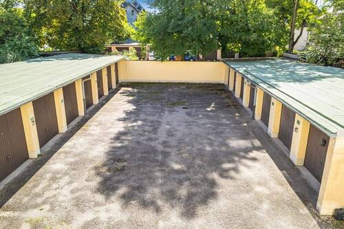 Garagenhof mit 15 Einzelgaragen - 