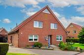 Bild 1 - Familienfreundliches EFH mit 2 Kaminen, Glasfaser & Einliegerwohnung - Top-Lage nahe Nordsee
