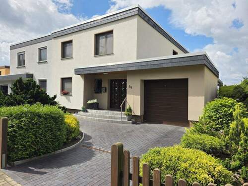 Hausansicht von vorne - Gepflegte Doppelhaushälfte, neue Küche, überdachte Terrasse