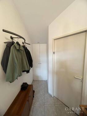 Flur mit Abstellnische - Etagenwohnung mit 89,00 m² in Berlin zum Kaufen