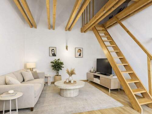 Visualisierung: Wohnzimmer mit Aufgang zur Galerie - Charmante 2-Zimmer-Dachgeschosswohnung mit offenem Wohnkonzept