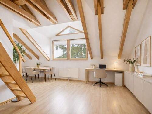 Visualisierung: Blick in den offenen Wohnbereich mit Galerieaufgang - 2 Zimmer Etagenwohnung zum Kaufen in München