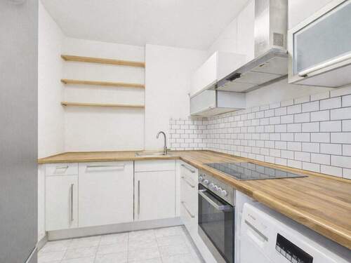 Moderne Einbauküche mit großzügiger Arbeitsfläche - Etagenwohnung mit 63,50 m&sup2; in München zum Kaufen