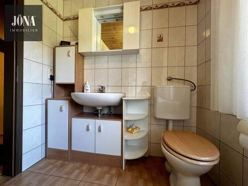 Bad mit Dusche und Badewanne - 