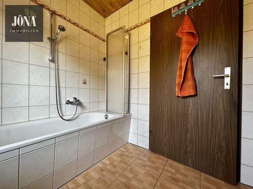 Bad mit Dusche und Badewanne - 