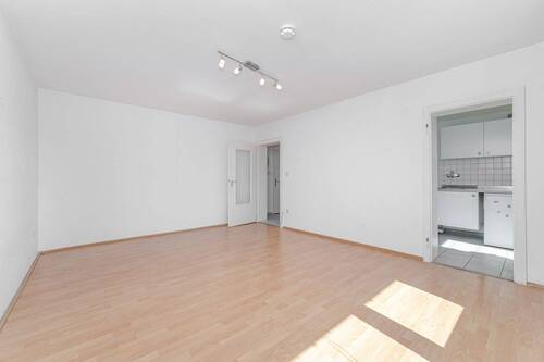 Referenz Appartment unsaniert - 4 Zimmer Mehrfamilienhaus, Wohnhaus in München