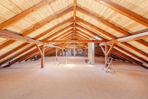 Bereits in 2 Wohneinheiten aufgeteiltes Dachgeschoss - 