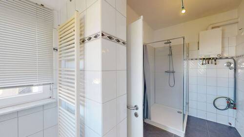 Bad mit Dusche - 