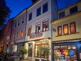 Außenfassade abends - 3 Zimmer Etagenwohnung zum Kaufen in Bremen