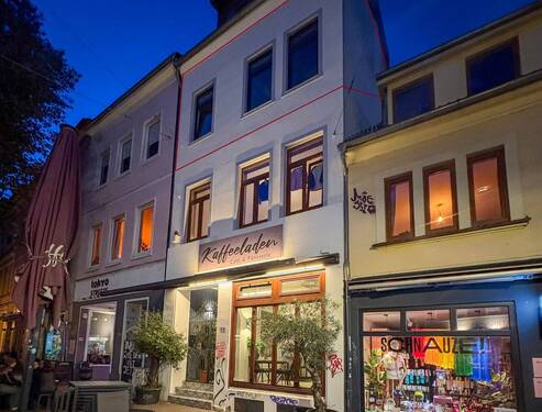 Außenfassade abends - 3 Zimmer Etagenwohnung zum Kaufen in Bremen