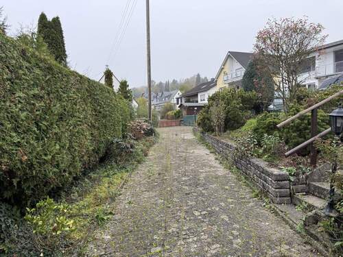 Zufahrt zur 2. Garage - 1 Zimmer Einfamilienhaus in Mayen