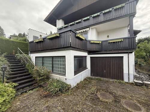 Seitenansicht mit Garage - 