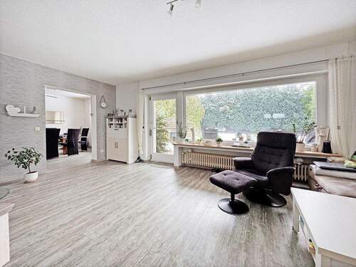 Wohnzimmer - Großzügiges Wohnhaus mit vielseitiger Nutzung und privatem Garten!