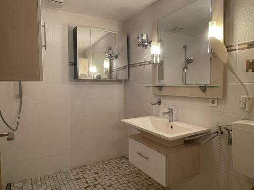 Badezimmer mit Dusche und WC - 