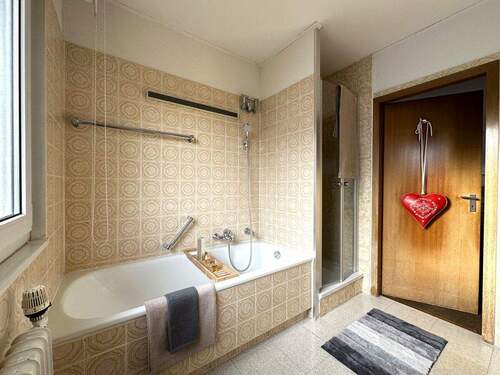 Badezimmer mit Wanne, Dusche, … - 