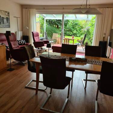 Wohnzimmer noch möbliert - 