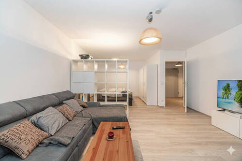 Wohnzimmer - 1 Zimmer Etagenwohnung zum Kaufen in München