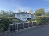 Hausansicht vorne - Modernisierter Bungalow mit großem Garten in Asbach