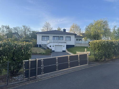 Hausansicht vorne - Modernisierter Bungalow mit großem Garten in Asbach