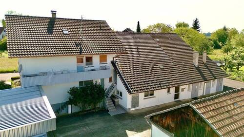 Titelbild - Großzügig wohnen im Grünen: Anwesen mit ca. 2.100 m² Grundstück - ideal für Familien & Generationen