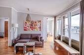 Wohnzimmer mit Blick in die Küche - 2 Zimmer Etagenwohnung zum Kaufen in Berlin-Mitte