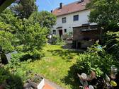 Garten mit gemauertem Grill - 