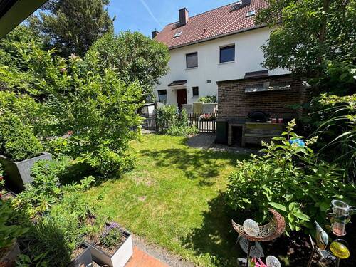Garten mit gemauertem Grill - 