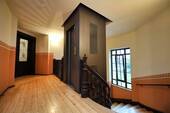 Treppenhaus mit Aufzug - 