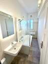 Badezimmer mit Wanne - 4 Raum Wohnung mit Klima, Tageslichtbad Nähe Bahnhof + Altstadt, Erstbezug nach Sanierung