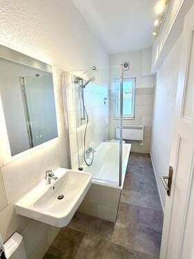 Badezimmer mit Wanne - 4 Raum Wohnung mit Klima, Tageslichtbad Nähe Bahnhof + Altstadt, Erstbezug nach Sanierung