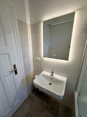 Waschbecken mit LED Spiegel - 4 Zimmer Etagenwohnung in Weimar