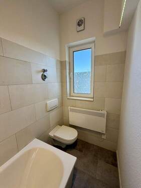 Badezimmer mit Fenster - Etagenwohnung mit 95,00 m&sup2; in Weimar zur Miete