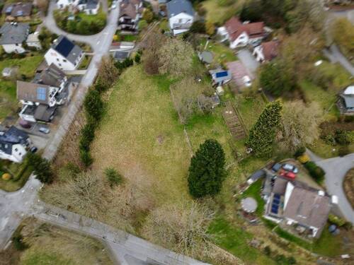 Draufsicht auf das großzügige Grundstück - 'Ein Platz für Ihren Wohntraum - 2.500 m² Freiheit mit Bergblick in Altena'