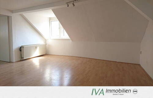 Blick ins Wohnzimmer - Gemütliche 2-Raum-Dachgeschoss-Wohnung im Stadtzentrum Riesa´s