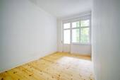 Wohnzimmer mit Terrasse - 2 Zimmer Etagenwohnung in Berlin
