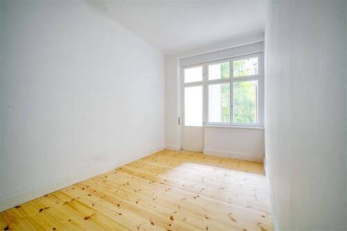 Wohnzimmer mit Terrasse - 2 Zimmer Etagenwohnung in Berlin