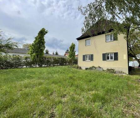 Blick Haus und Grundstück - Baugrundstück mit Abbruch Altbestand in Poing - gefragte Lage -