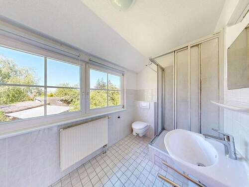 Tageslicht-Duschbad im Dachgeschoss - 