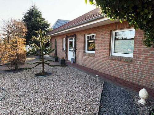 seitlicher Blick zum Haus - 