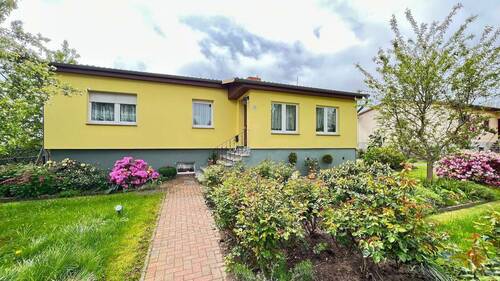 BILD1 - Einfamilienhaus mit Gewächshaus, Hühnerstall, Obstbäumen und Garten in idyllischer ländlicher Lage